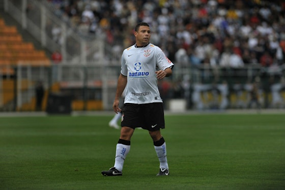 Imagem do artigo: https://image-service.onefootball.com/resize?fit=max&h=719&image=https%3A%2F%2Fwp-images.onefootball.com%2Fwp-content%2Fuploads%2Fsites%2F13%2F2020%2F05%2FBrazilian-soccer-striker-Ronaldo-of-Cor-1589730124-scaled.jpg&q=25&w=1080