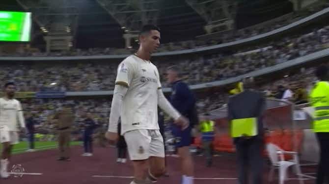 Imagen de vista previa para Cristiano Ronaldo saca su peor cara... y patea una botella de plástico en Arabia