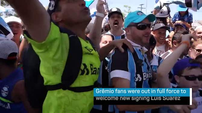 Pratinjau gambar untuk Luis Suarez receives raucous reception from Gremio fans