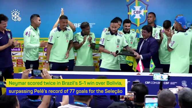 Pratinjau gambar untuk Neymar receives award for breaking Pele's Brazil goalscoring record