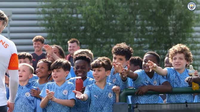 Preview image for Haaland é 'atacado' por crianças em treino do Manchester City