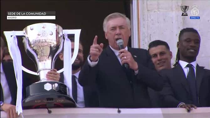 Imagem de visualização para Ancelotti canta hino do Real Madrid no desfile do título da LaLiga