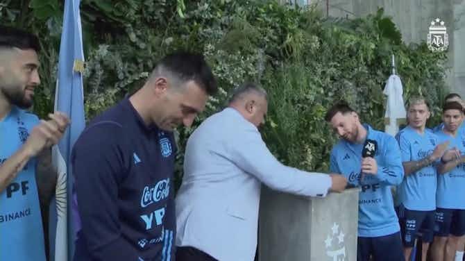 Imagen de vista previa para La federación argentina homenajea a Messi con una placa y un complejo que llevará su nombre