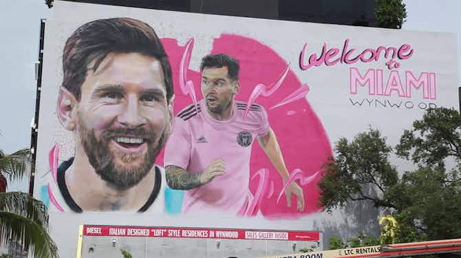 Imagen de vista previa para Miami da la bienvenida a Messi instalando murales con su cara por la ciudad