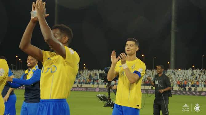 Image d'aperçu pour I giocatori dell'Al-Nassr festeggiano la vittoria nel recupero con i propri tifosi
