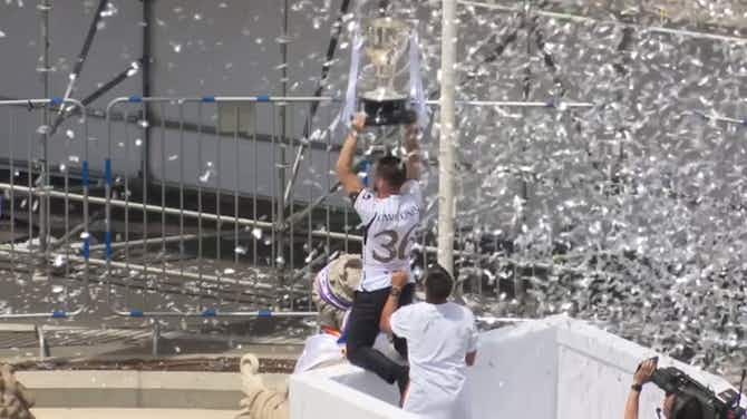 Preview image for Nacho le pone la bufanda a Cibeles y levanta el trofeo de LaLiga