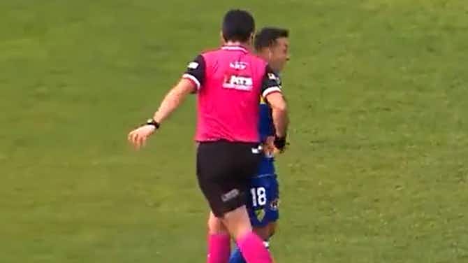 Imagem de visualização para No futebol chileno, árbitro dá cabeçada em jogador após reclamação