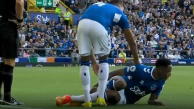 Imagem de visualização para Mina volta a deixar campo machucado pelo Everton; confira histórico de lesões