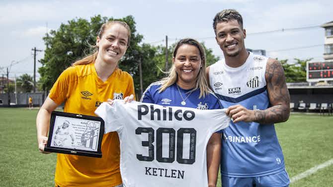 Imagem de visualização para Ketlen ganha placa de Marcos Leonardo e vídeo de Ricardo Oliveira após atingir 300 jogos pelo Santos