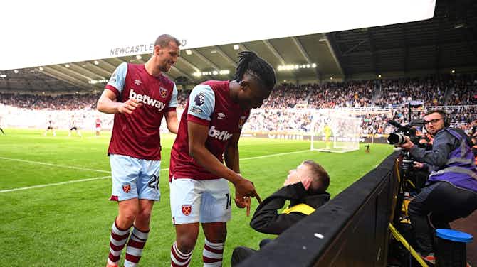 Imagen de vista previa para Momentazo en la Premier League: joven alcanzapelotas de Newcastle le negó su silla al festejo de Kudus                           