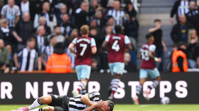 Imagen de vista previa para Polémica en la Premier League: West Ham marcó con un jugador de Newcastle caído en el suelo