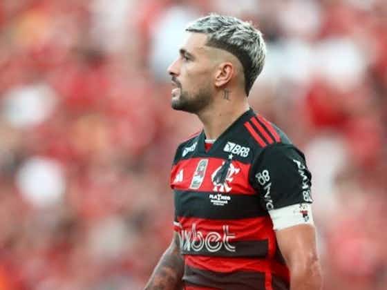 Imagem do artigo:Arrascaeta sente dores, é substituído em jogo contra o Botafogo e será reavaliado pelo Flamengo