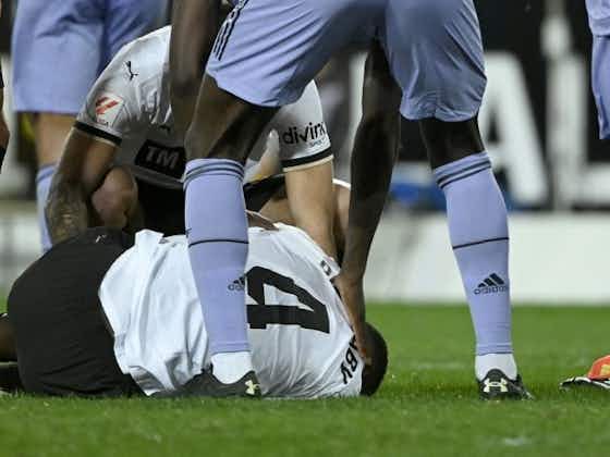 Imagem do artigo:Zagueiro do Valencia pode encerrar carreira após lesão grave sofrida contra o Real Madrid