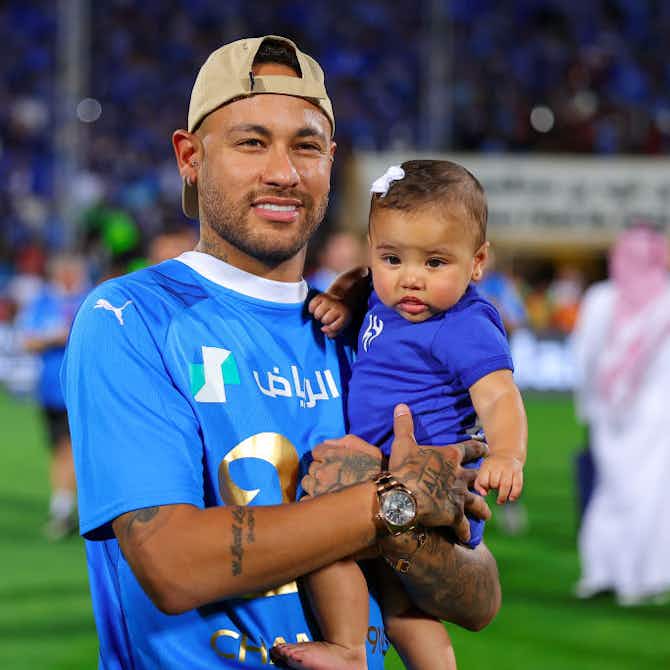 Imagem de visualização para Neymar leva filha ao gramado e comemora título do Al-Hilal 🏆