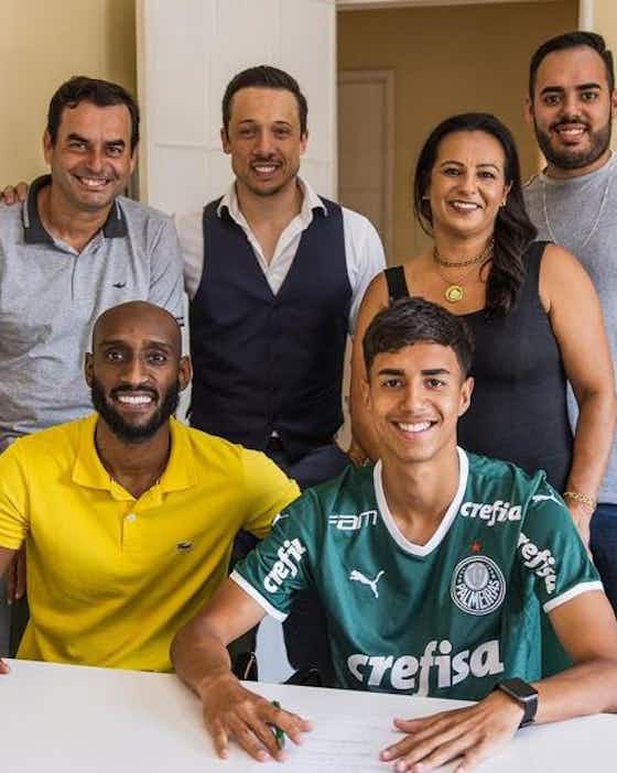 Imagem do artigo:Colega de Endrick no sub-17, zagueiro Vitor Reis assina 1º contrato profissional com o Palmeiras
