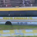 Imagem de visualização para Vídeo: por superstição, ônibus de time africano entra de marcha ré no estádio
