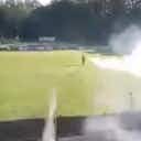 Vorschaubild für 🎥 "Absoluter Wahnsinn"! Ex-BVB-Torwart von Fans mit Rakete beschossen