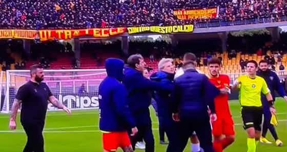 Imagem do artigo:😱 Na Itália, técnico do Lecce acerta cabeçada em atacante adversário