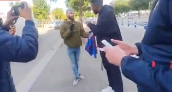 Imagem do artigo:Vídeo: zagueiro do Barcelona discute com torcedores na saída do treino
