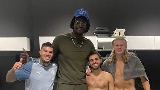 Imagen del artículo:Las estrellas del Manchester City protagonizan foto viral con un basquetbolista