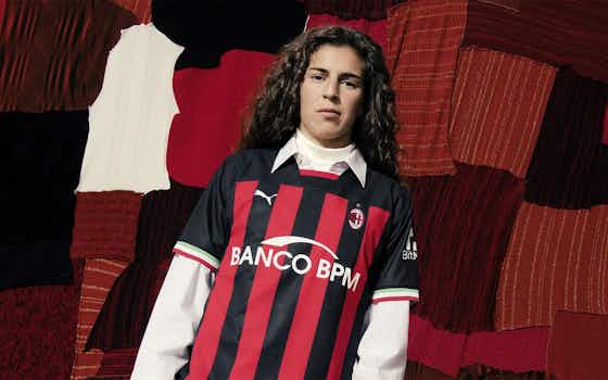 Imagem do artigo:Milan apresenta uniforme com o qual defenderá o título italiano: uma bela e clássica camisa rubro-negra