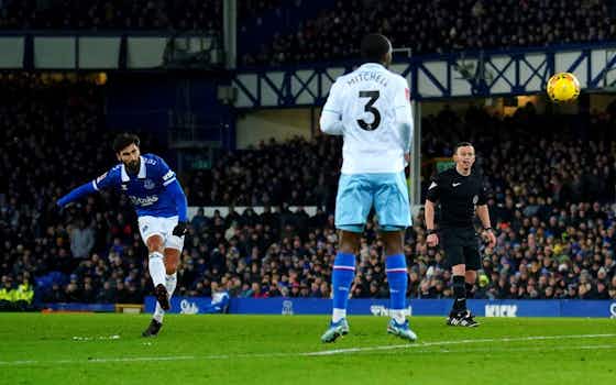 Article image:Everton 1-0 Crystal Palace: Andre Gomes seals FA Cup reply with fine free-kick