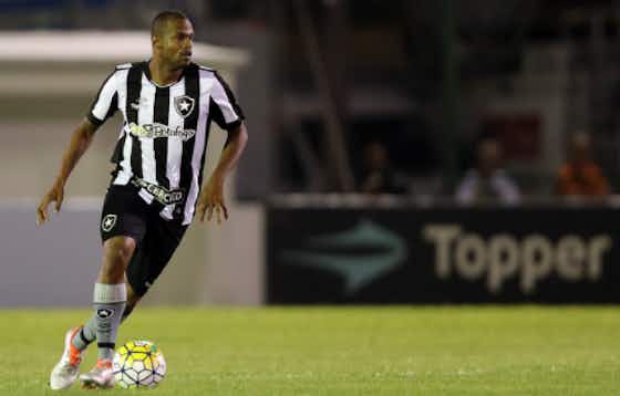 Imagem do artigo:Botafogo tem ofertas de volantes para reforçar o elenco