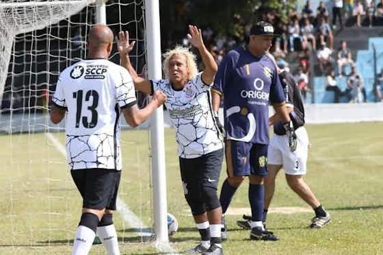 Imagem do artigo:À la Fenômeno: Biro-Biro marca em amistoso do Corinthians Máster e comemora no alambrado