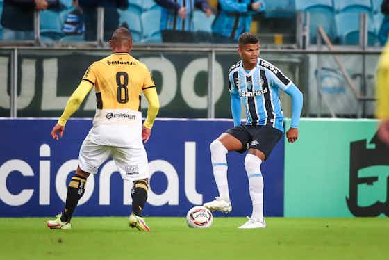 Imagem do artigo:Grêmio joga fora três gols, vira uma paçoca tática e escancara que não entendeu nada sobre Série B