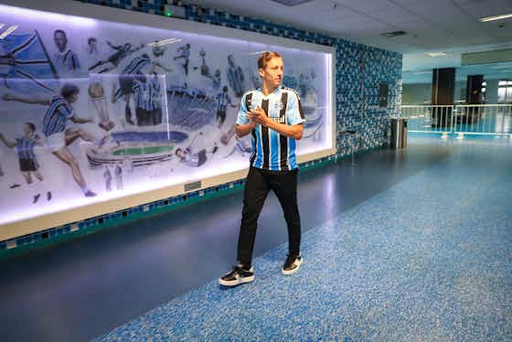Imagem do artigo:Agora é oficial: Grêmio confirma Lucas Leiva como reforço!