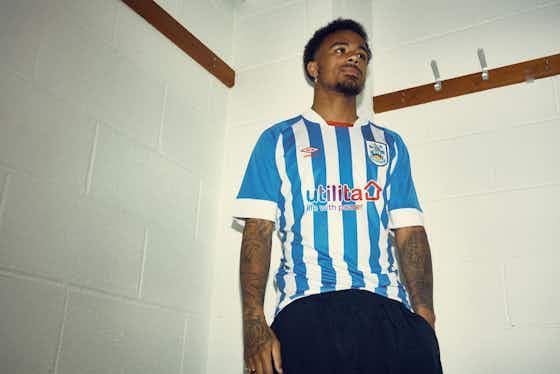 Imagem do artigo:Umbro lança novas camisas do Huddersfield Town 2022-2023