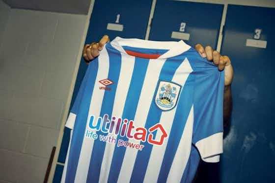 Imagem do artigo:Umbro lança novas camisas do Huddersfield Town 2022-2023
