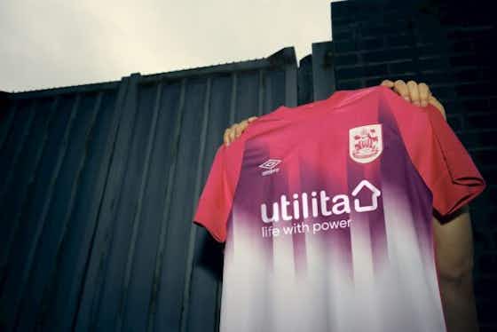 Imagem do artigo:Terceira camisa do Huddersfield Town 2022-2023 é revelada pela Umbro
