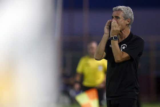 Imagem do artigo:Botafogo pode ser punido por copo atirado na direção de Luís Castro