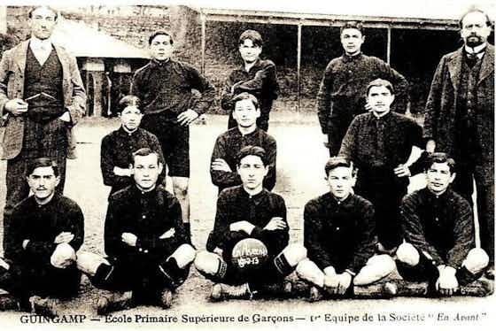 Image de l'article :Les secrets des maillots de Ligue 2 (épisode 3/4 : Grenoble, Guingamp, Laval, Paris FC, Pau)