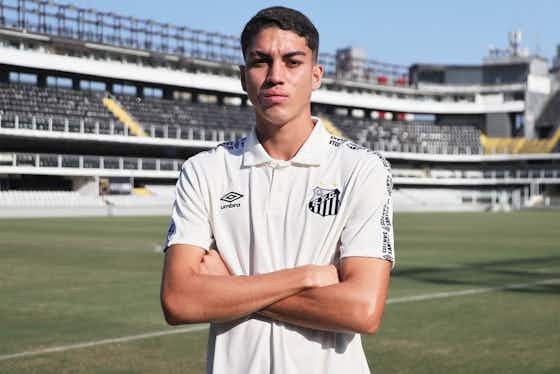 Imagem do artigo:Zagueiro da equipe Sub-20, Jair renova contrato profissional com o Santos FC