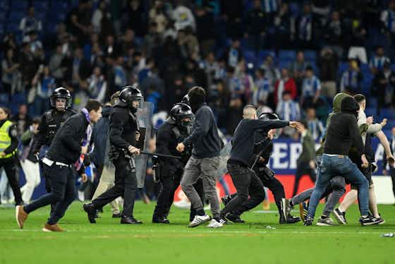 Imagem do artigo:📸 Torcida do Espanyol INVADE GRAMADO para impedir festa do Barcelona 😯