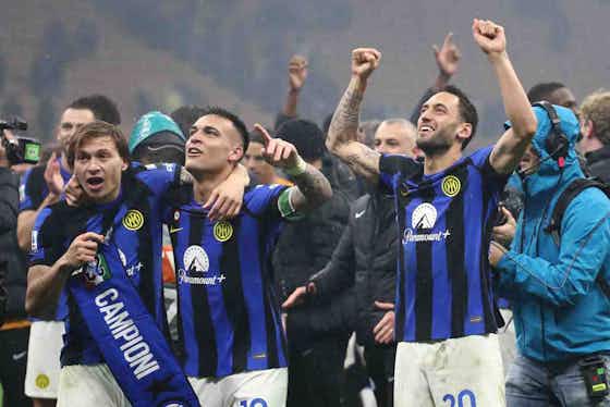 Immagine dell'articolo:Inter, cori e sfottò dopo lo Scudetto. Il gesto di Barella e Calhanoglu fa il giro del web
