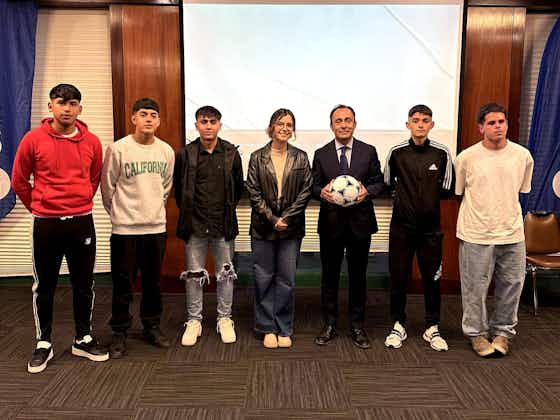 Artikelbild:Ministro del Deporte y exfutbolistas con pasado en Europa sorprendieron a seleccionados chilenos que entrenarán con las juveniles del FC Bayern Múnich