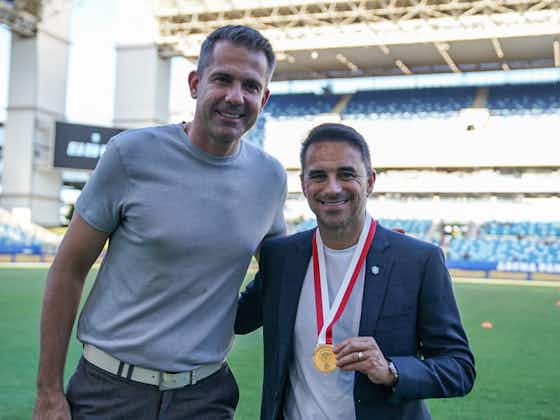 Imagem do artigo:Victor Bagy presenteia Rodrigo Caetano com medalha de campeão mineiro