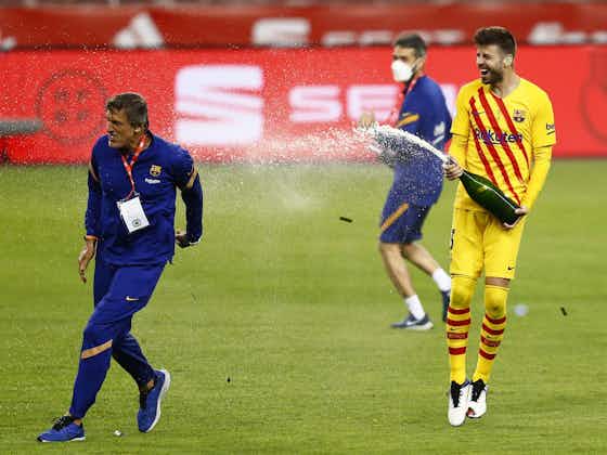 Article image:Video: Gerard Piqué sprays all the journalists with champagne upon arriving at the team hotel
