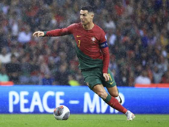 Gambar artikel:Ronaldo Absen Bela Portugal? Jelang Laga Kontra Swedia, Eh Malah Main ke Pantai