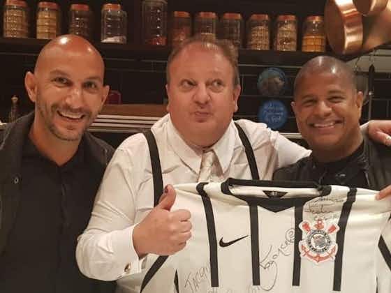 Imagem do artigo:Ídolo do Corinthians presenteia Erick Jacquin com camisa do Timão