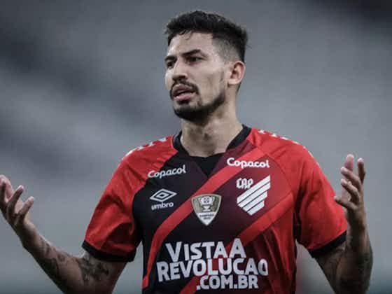 Imagem do artigo:De olho no rival: zagueiro se lesiona e é mais um desfalque do Athletico em jogo contra o Flamengo