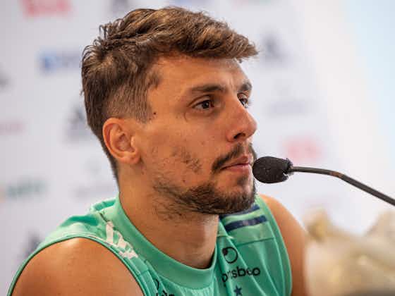 Imagem do artigo:Após susto, Rodrigo Caio tranquiliza torcedores do Flamengo: “Estou apto para jogar”