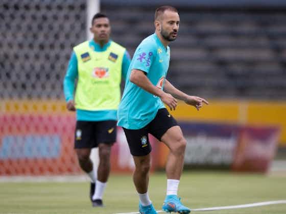 Imagem do artigo:Gabigol e Everton Ribeiro vão a campo em treino da Seleção Brasileira; veja imagens