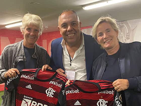 Imagem do artigo:Técnica da Seleção Brasileira prestigia Flamengo na Libertadores e recebe presentes do clube