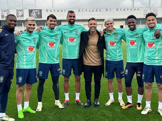 Imagem do artigo:SeleFla: Diego visita treino da Seleção Brasileira e posa para foto com ex-companheiros de Flamengo