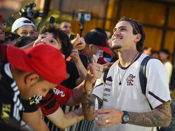Imagem do artigo:Flamengo é recebido com festa dos torcedores em chegada a hotel em São Paulo