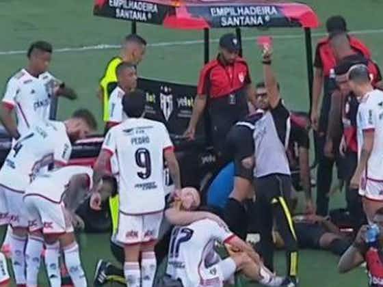 Imagem do artigo:Médico do Flamengo ergue cartão vermelho após lesão de Viña; entenda o motivo